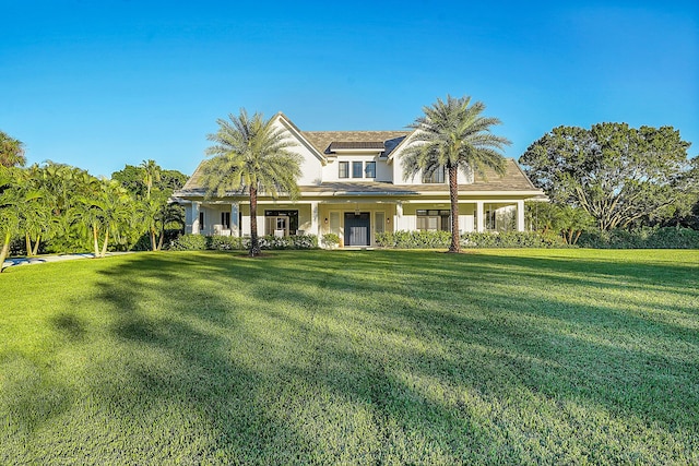 view of front of property featuring a front yard