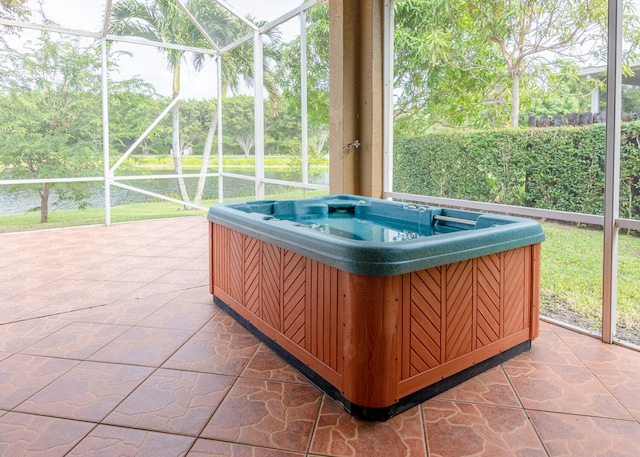 unfurnished sunroom with a jacuzzi and a healthy amount of sunlight