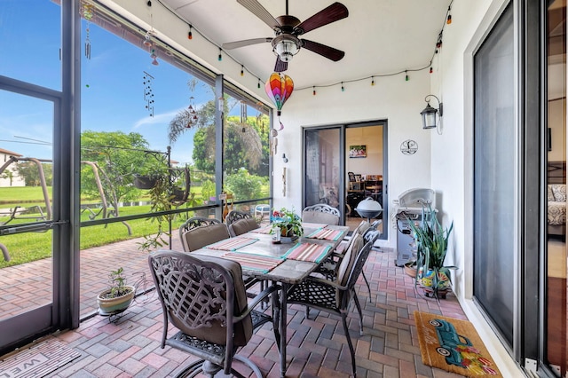 sunroom with ceiling fan