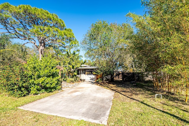 view of front facade featuring a front yard and a carport