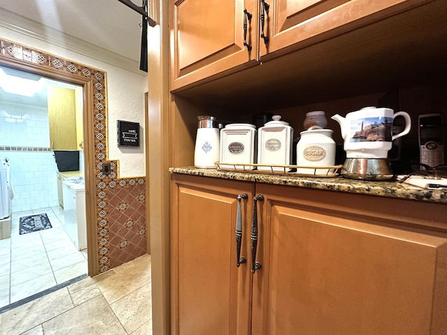 17976 88th Rd N, Loxahatchee, FL 33470 - detailed view of tile walls and washer / clothes dryer