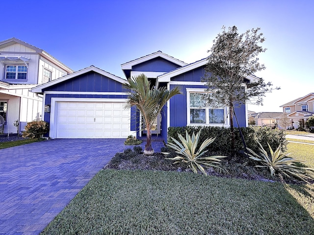 view of front of house featuring a garage and a front yard