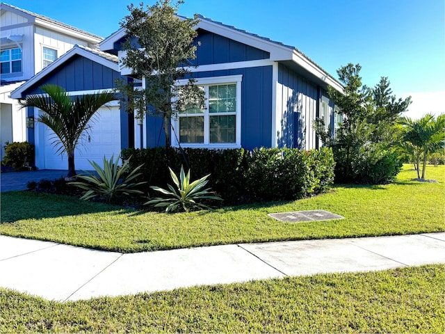 view of front of home featuring a front yard and a garage