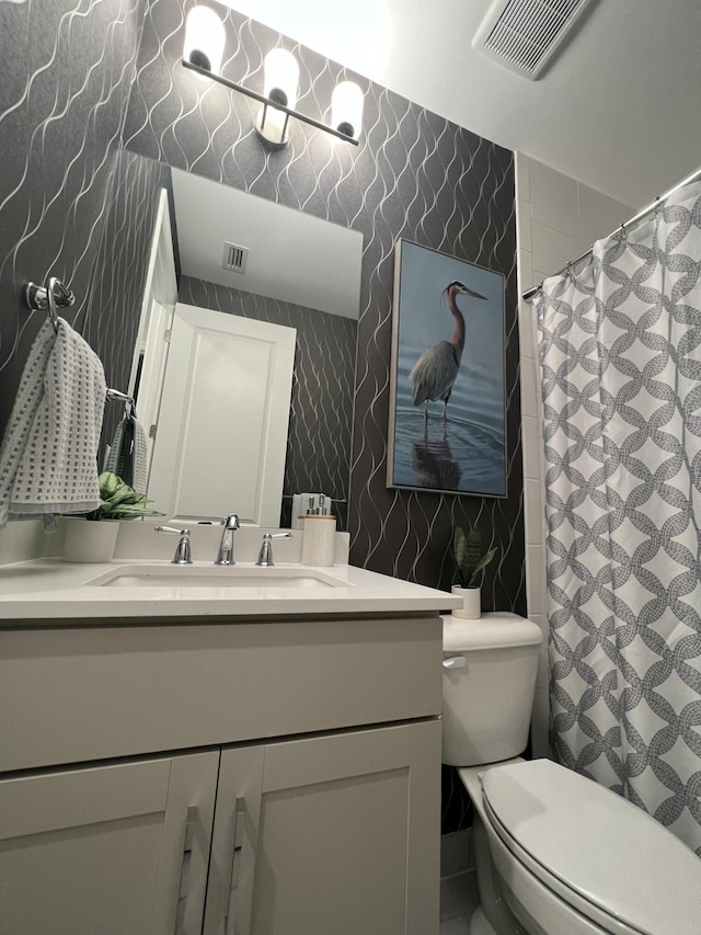 bathroom featuring a shower with shower curtain, vanity, and toilet