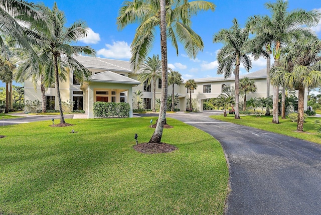 view of front of property featuring a front yard