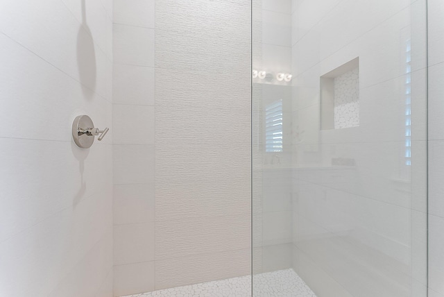 bathroom featuring tiled shower