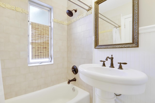 bathroom with sink and tiled shower / bath