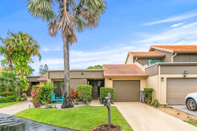 view of front of property featuring a front yard and a garage