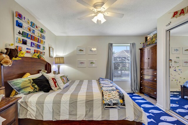 bedroom featuring ceiling fan and a textured ceiling