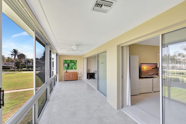 sunroom with ceiling fan