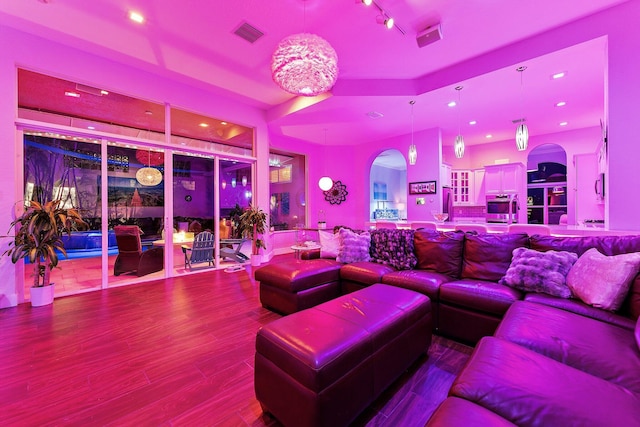 living room featuring arched walkways, a chandelier, recessed lighting, wood finished floors, and visible vents