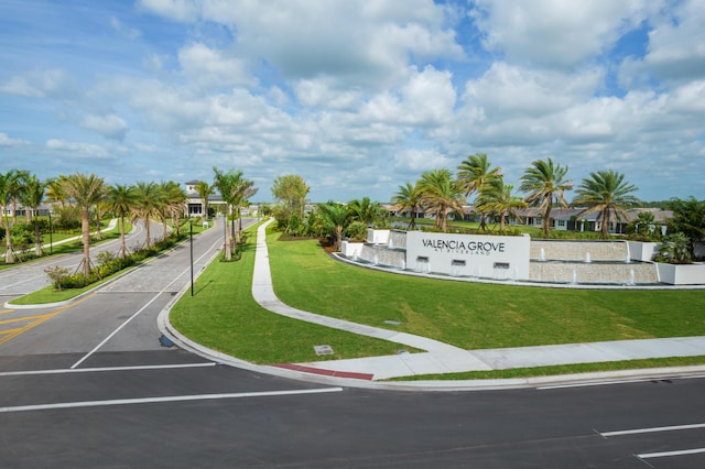 view of property's community featuring a lawn