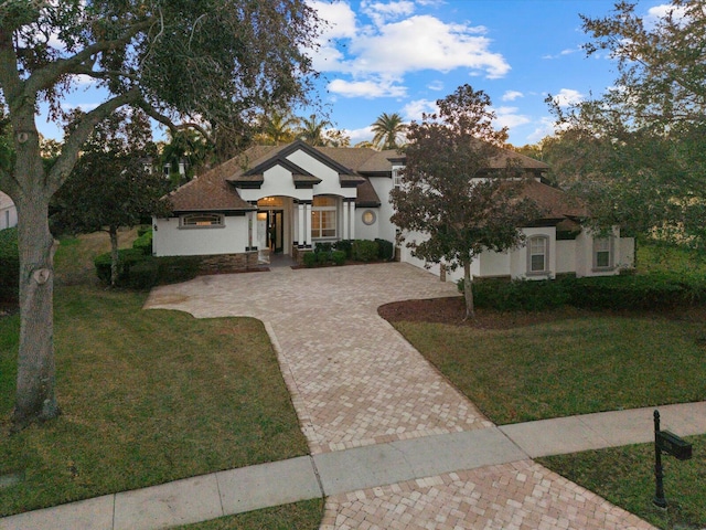 view of front of home featuring a front yard