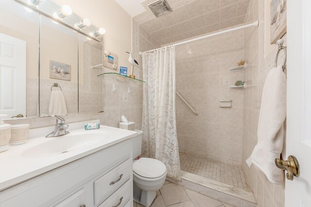 2600 SE Ocean Unit M14, Stuart, FL 34996 - full bathroom featuring a tile shower, toilet, vanity, tile walls, and tile patterned floors