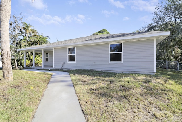 ranch-style house featuring a front yard