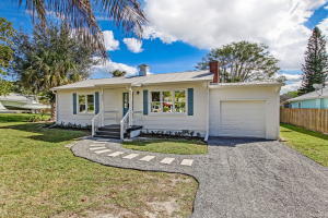 ranch-style house featuring a front lawn and a garage