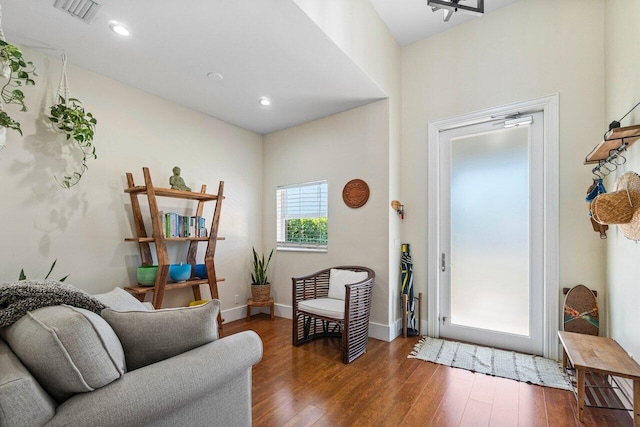 foyer with dark wood-style floors, recessed lighting, visible vents, and baseboards