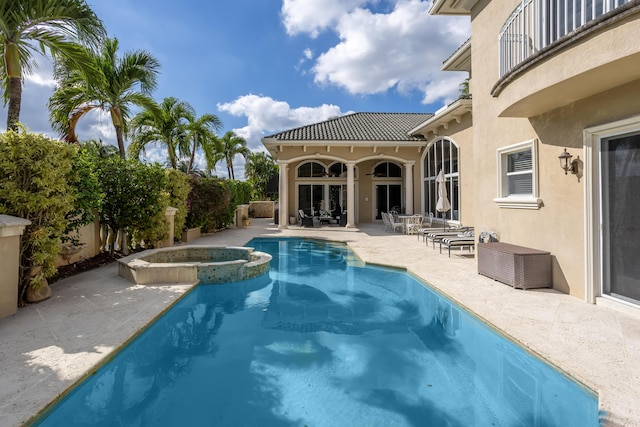 view of swimming pool with an in ground hot tub, ceiling fan, and a patio area