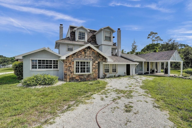 view of front facade with a front lawn