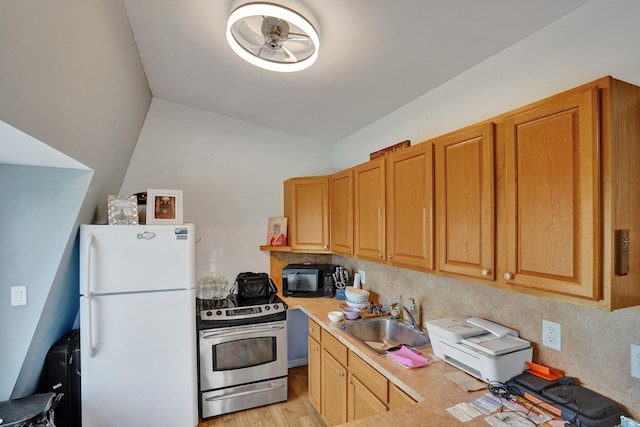 kitchen with electric stove, sink, decorative backsplash, white fridge, and light hardwood / wood-style floors