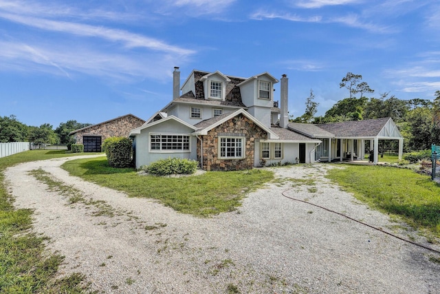 view of front facade featuring a front lawn