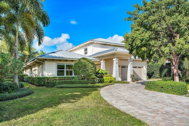 view of front of property featuring a front lawn