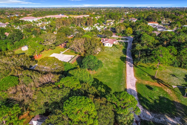 birds eye view of property featuring a forest view