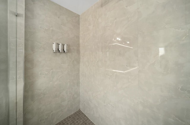 bathroom featuring tiled shower