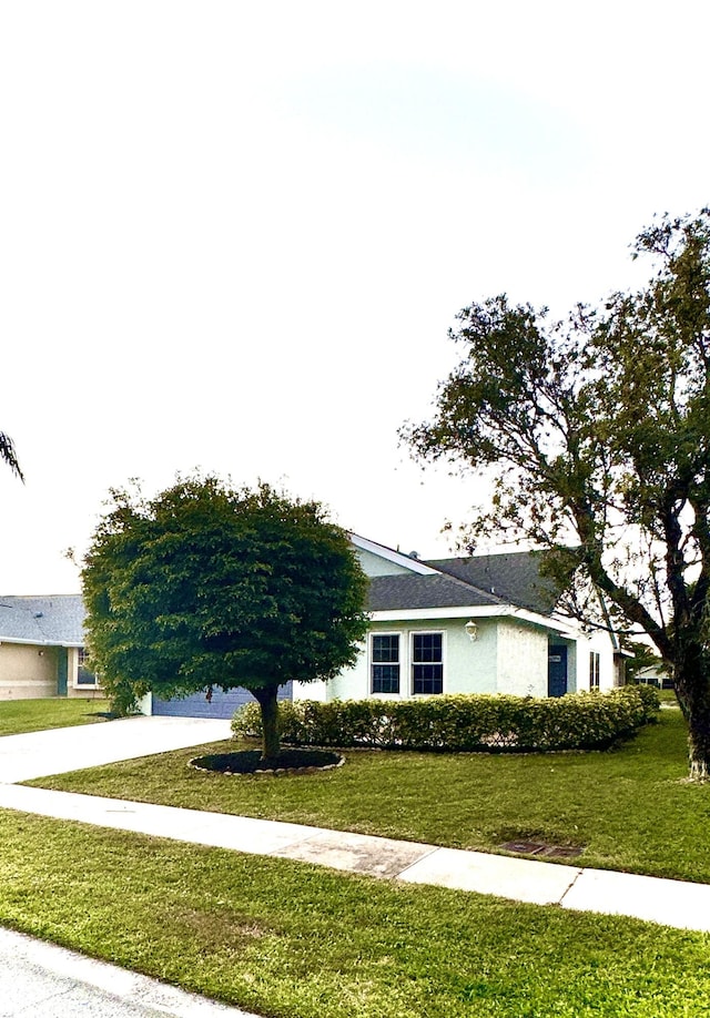 view of front facade with a front lawn