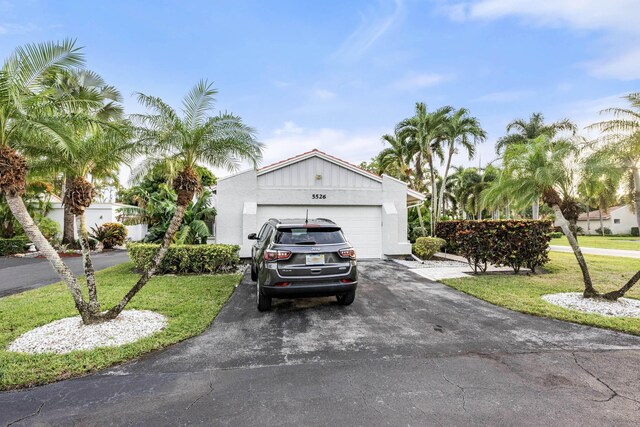 view of front of home featuring a front yard