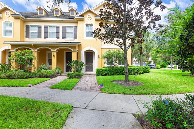 view of front of home featuring a front yard