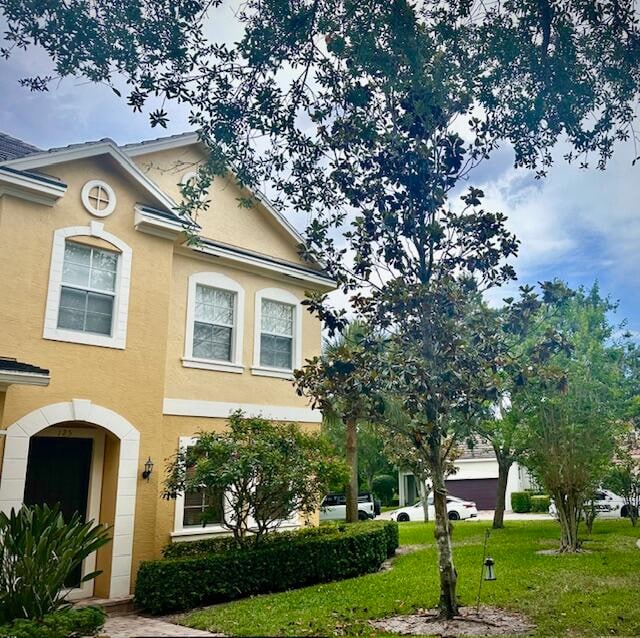 view of front of property with a front lawn