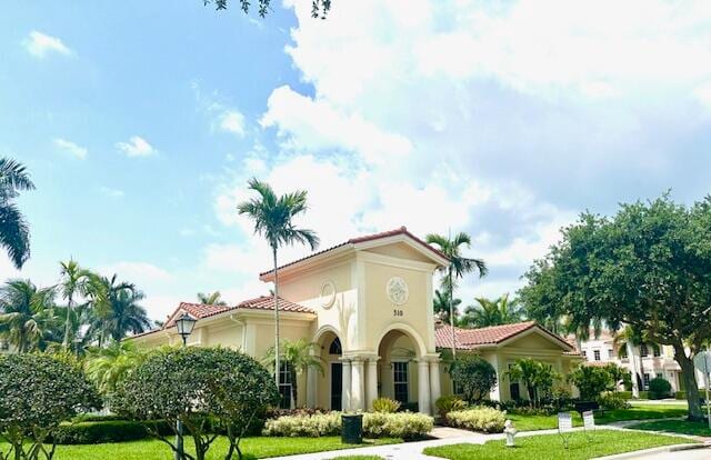 view of front of house with a front yard