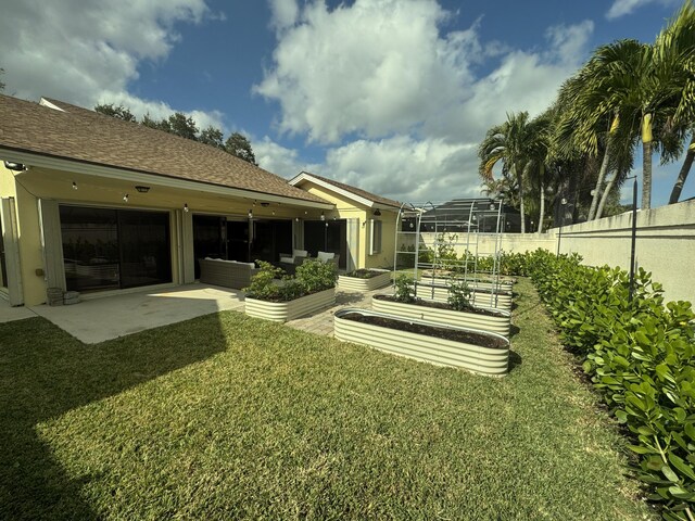 view of yard with a patio