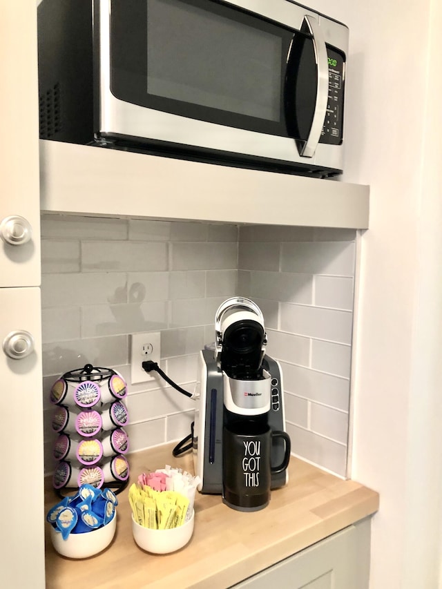 room details featuring tasteful backsplash