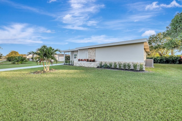 view of front facade featuring a front yard and cooling unit