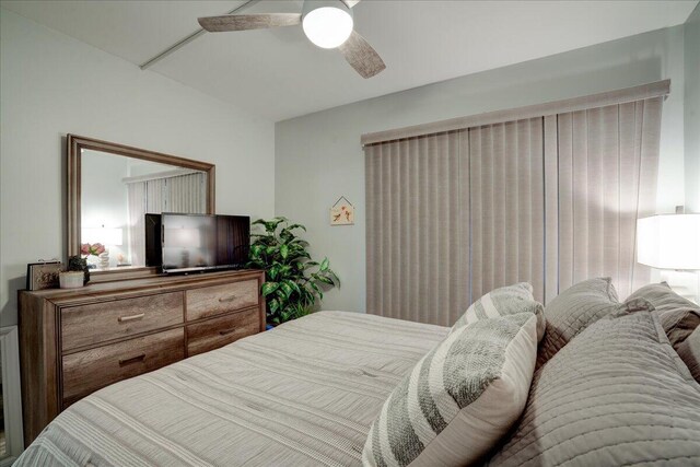 bedroom featuring ceiling fan