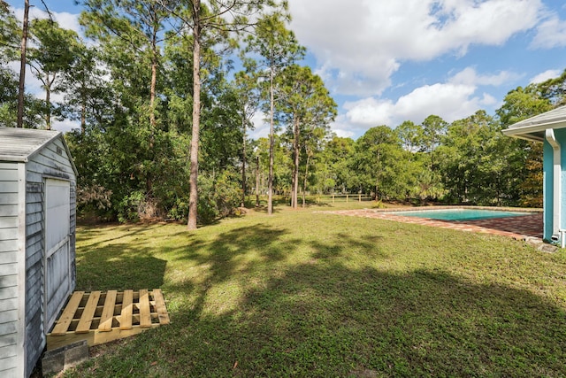 view of yard with an outdoor structure