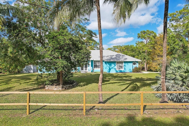 view of front of property with a front yard