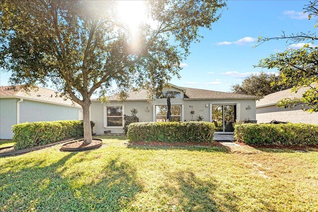 view of front of property featuring a front yard