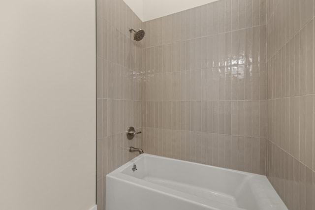 bathroom featuring tiled shower / bath combo