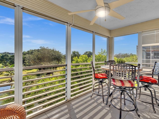 sunroom with ceiling fan