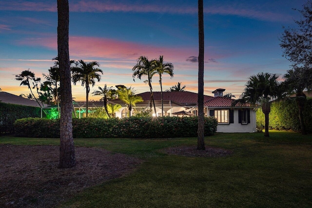 view of yard at dusk