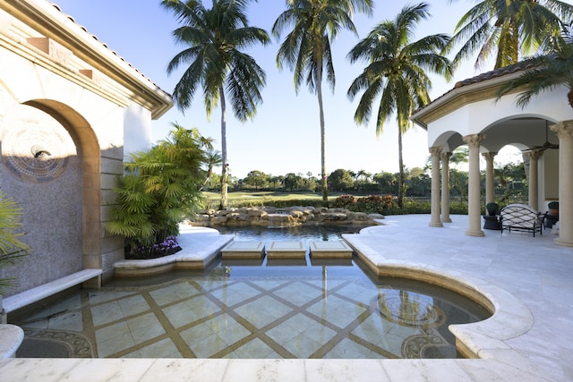 view of swimming pool