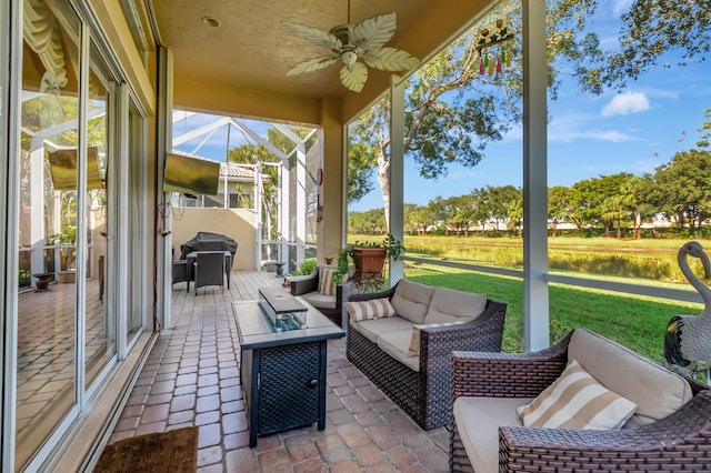 sunroom with ceiling fan