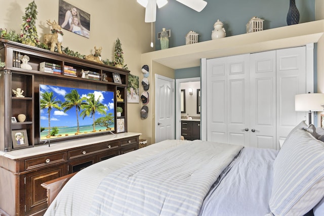 bedroom with ceiling fan and connected bathroom