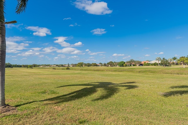 view of yard featuring a rural view