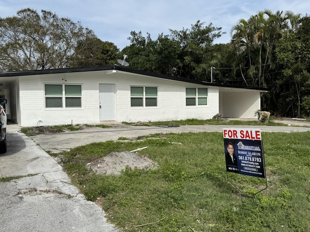 single story home featuring a front yard