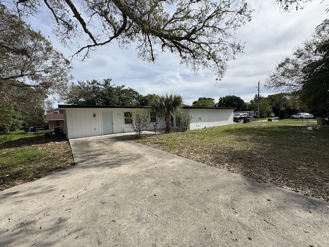 view of front of property featuring concrete driveway and a front yard