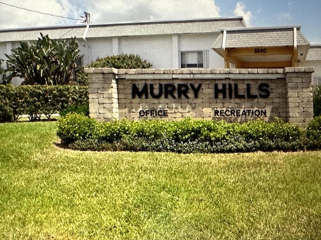 community sign with a lawn